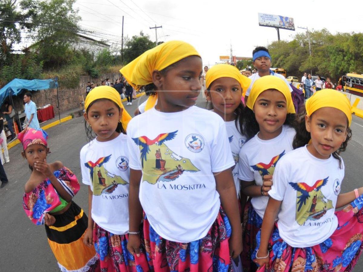 Bandas, palillonas y pomponeras: niños llenan de color las calles de Tegucigalpa