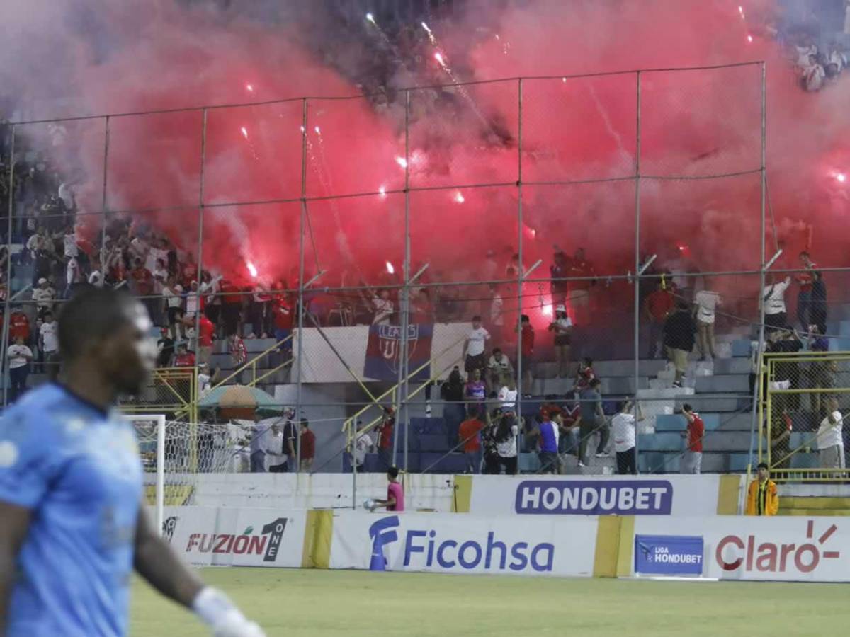 Periodista y bellas chicas roban miradas en triangular Real España vs Olimpia
