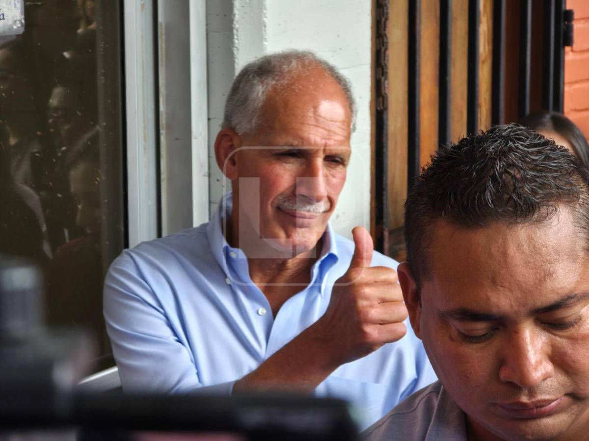 Hizo fila y “activó la racha”, así votó Nasry Asfura en la UPNFM