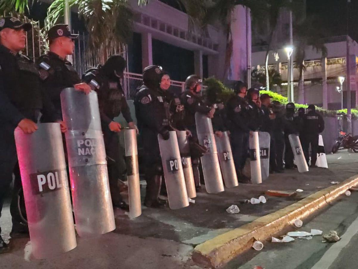 Policía Nacional y Militar evitan saqueos en centro de San Pedro Sula