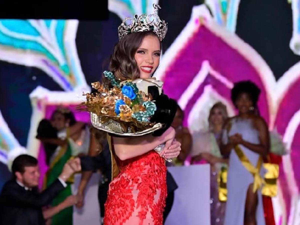 Modelo hondureña recibe propuesta de matrimonio de famoso goleador: Así reaccionó