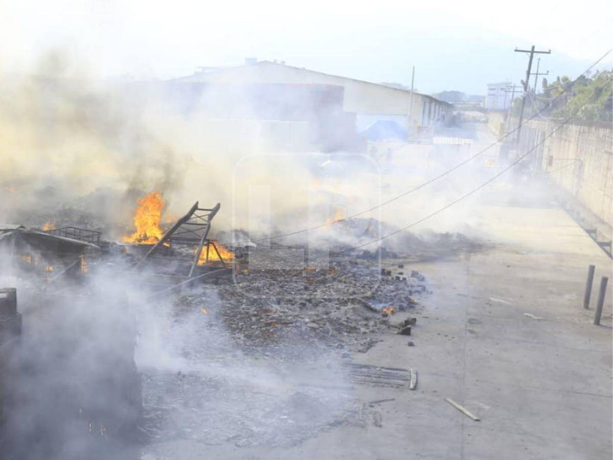 Fotos: Voraz incendio consume bodega en San Pedro Sula