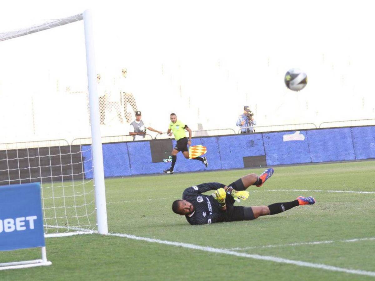 Tremenda pelea de jugadores, tristeza de Keosseián y percance con hincha