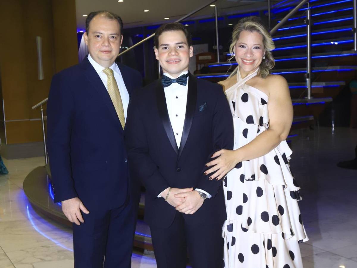 Seniors 2025 de la Seran School celebran en su fiesta de graduación