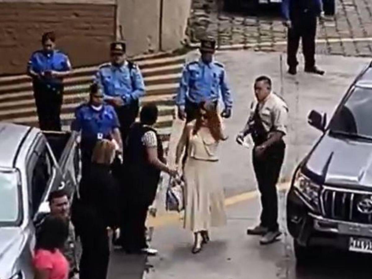 Así fue la llegada de Cossette López al Congreso para declarar ante comisión