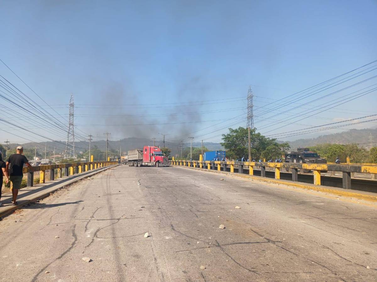 Incendian rastra durante protesta de socios de Koriun en Choloma