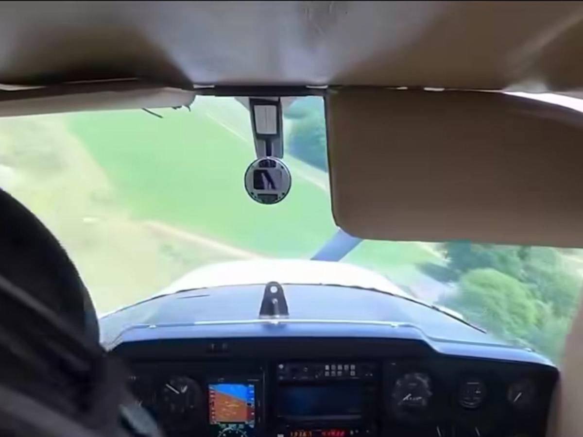 Muere un instructor de aviación tras saltar de un avión en pleno vuelo y dejar a su alumna a cargo del aterrizaje