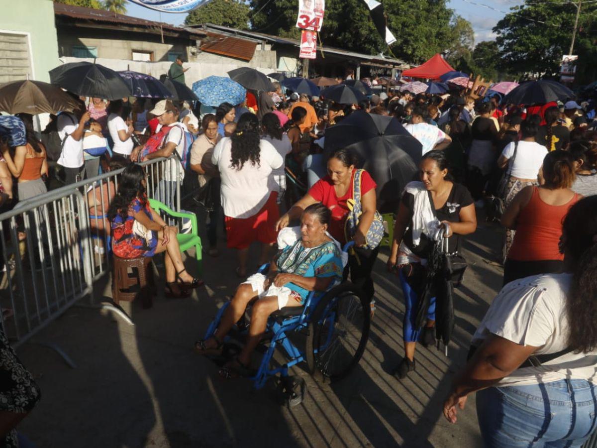 Entrega de bono familiar termina en caos y disparos en escuela de San Pedro Sula