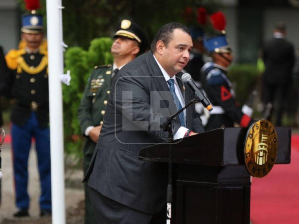 Nublado y con una ausencia: las imágenes que dejó la izada de la Bandera Nacional