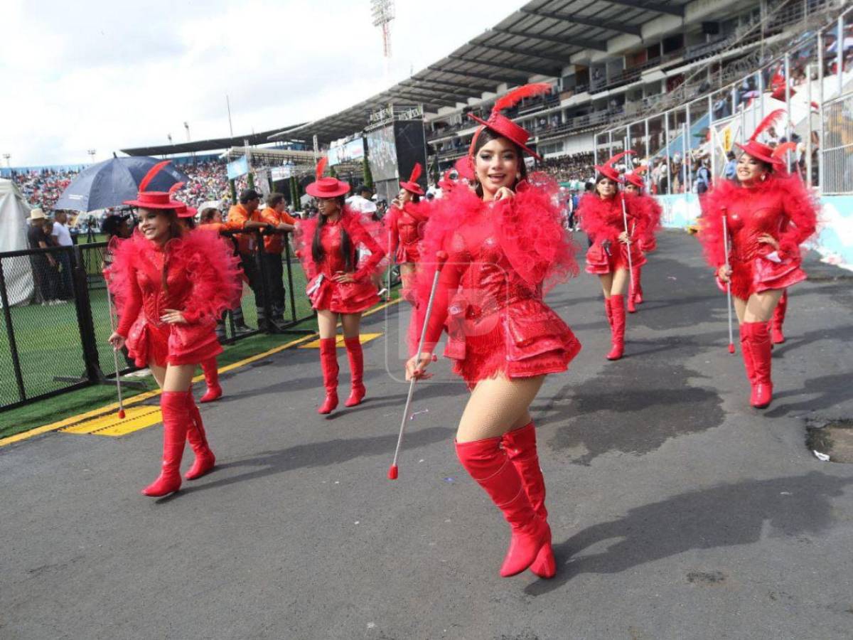 ¿Quién es la bella palillona de rojo? Se robó las miradas en los desfiles