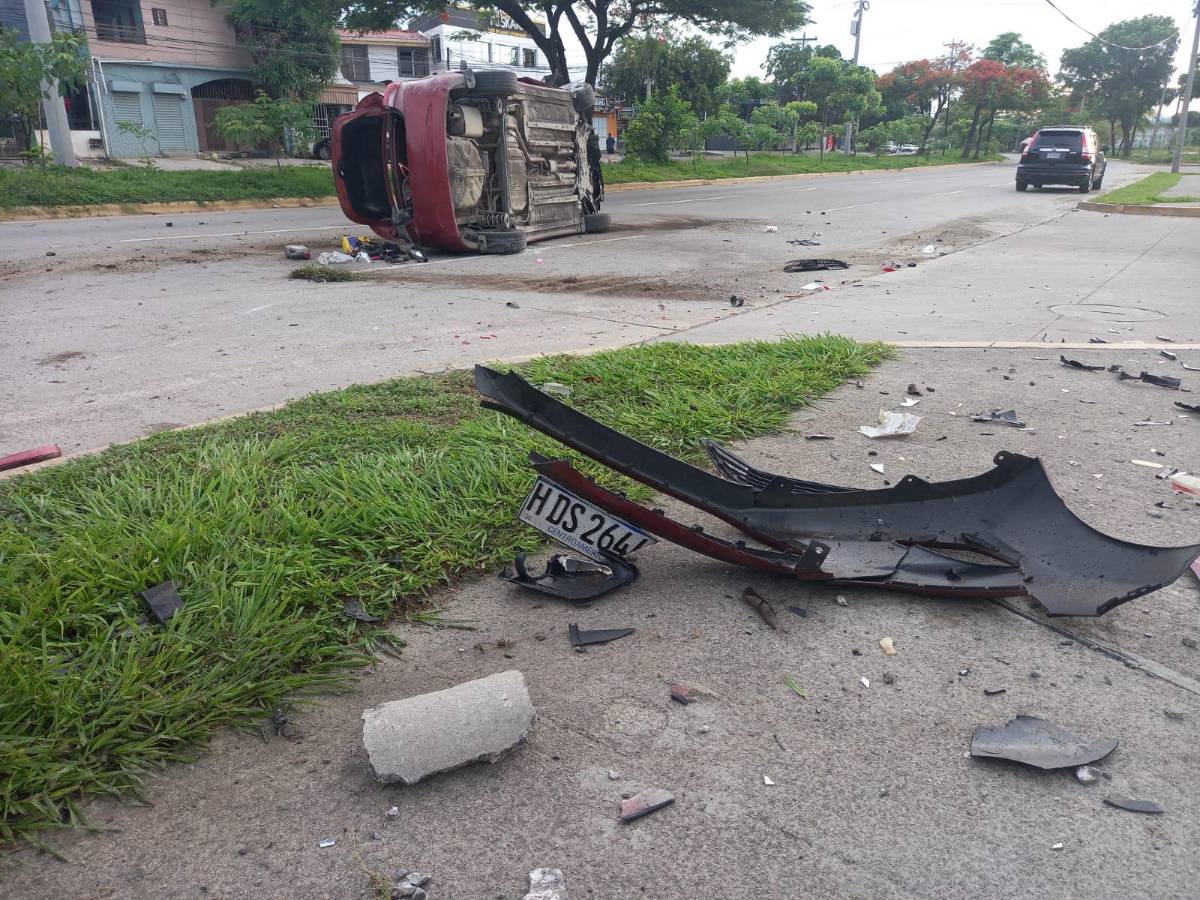 Joven se salva milagrosamente de morir en accidente en SPS; partió un poste del impacto
