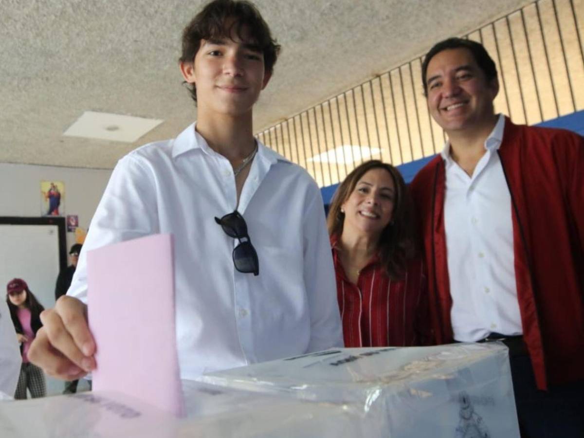 ¿Quién es el joven que acompañó a Héctor Zelaya a votar?