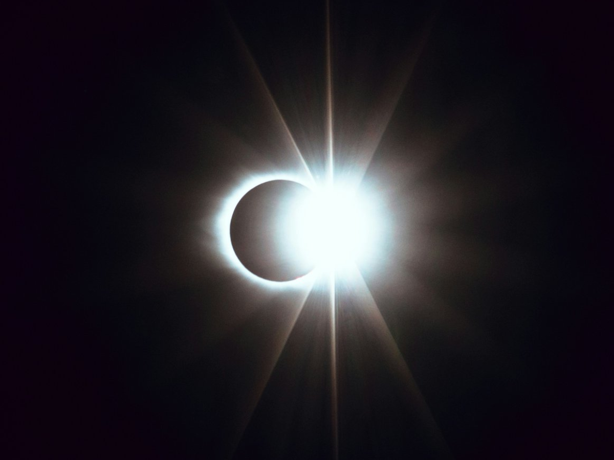 ¿A qué hora es el eclipse solar de este 8 de abril y quién lo transmite en vivo?