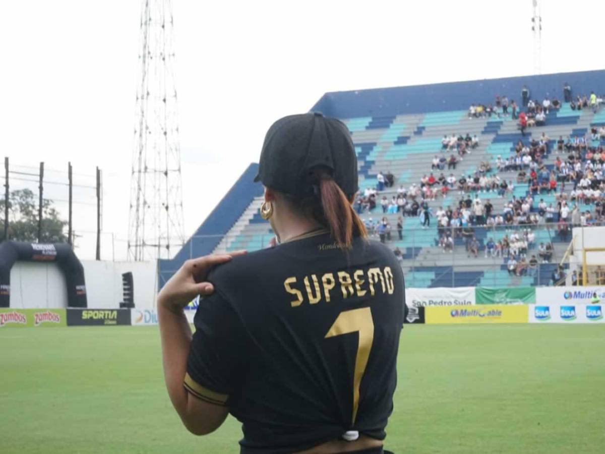 Milagro Flores 'enamora' a Supremo y se emociona: así llegó al partido de tiktokers en el Morazán