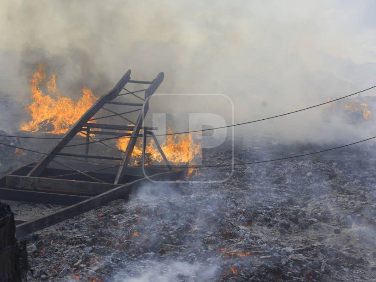 Fotos: Voraz incendio consume bodega en San Pedro Sula