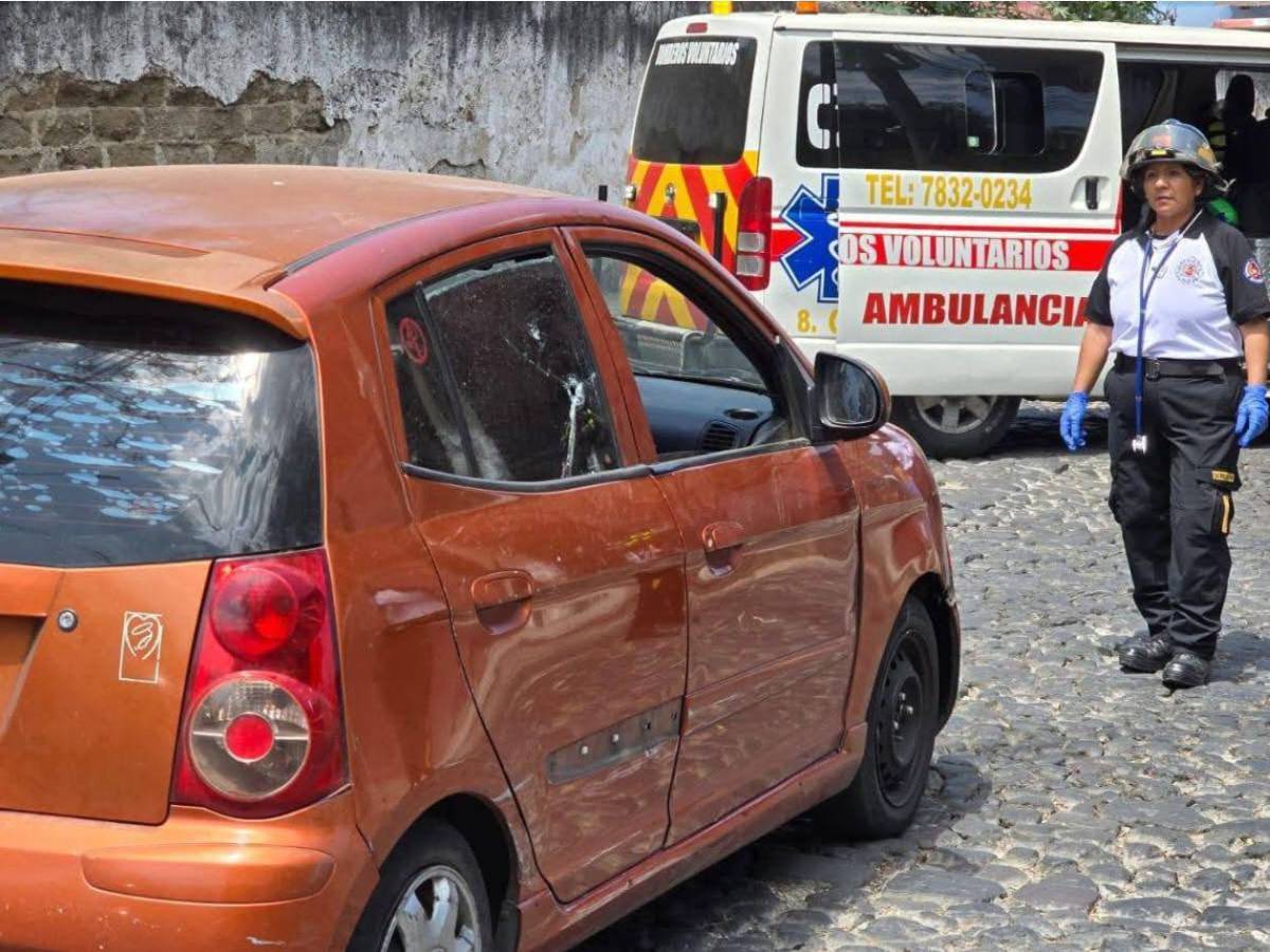 Ultiman a pareja de recién casados dentro de un vehículo