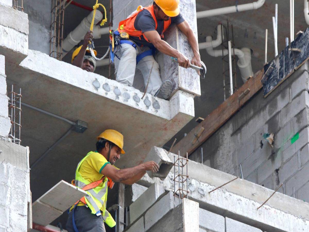Bajo sol o la lluvia: el “motor laboral” de Honduras hace el trabajo pesado