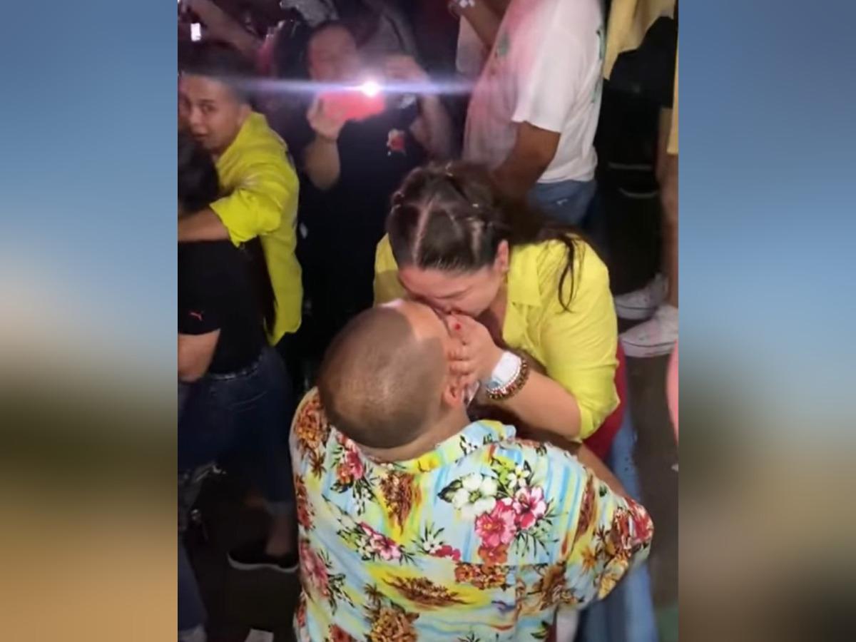 Hondureño pide matrimonio a su novia con Bad Bunny de testigo