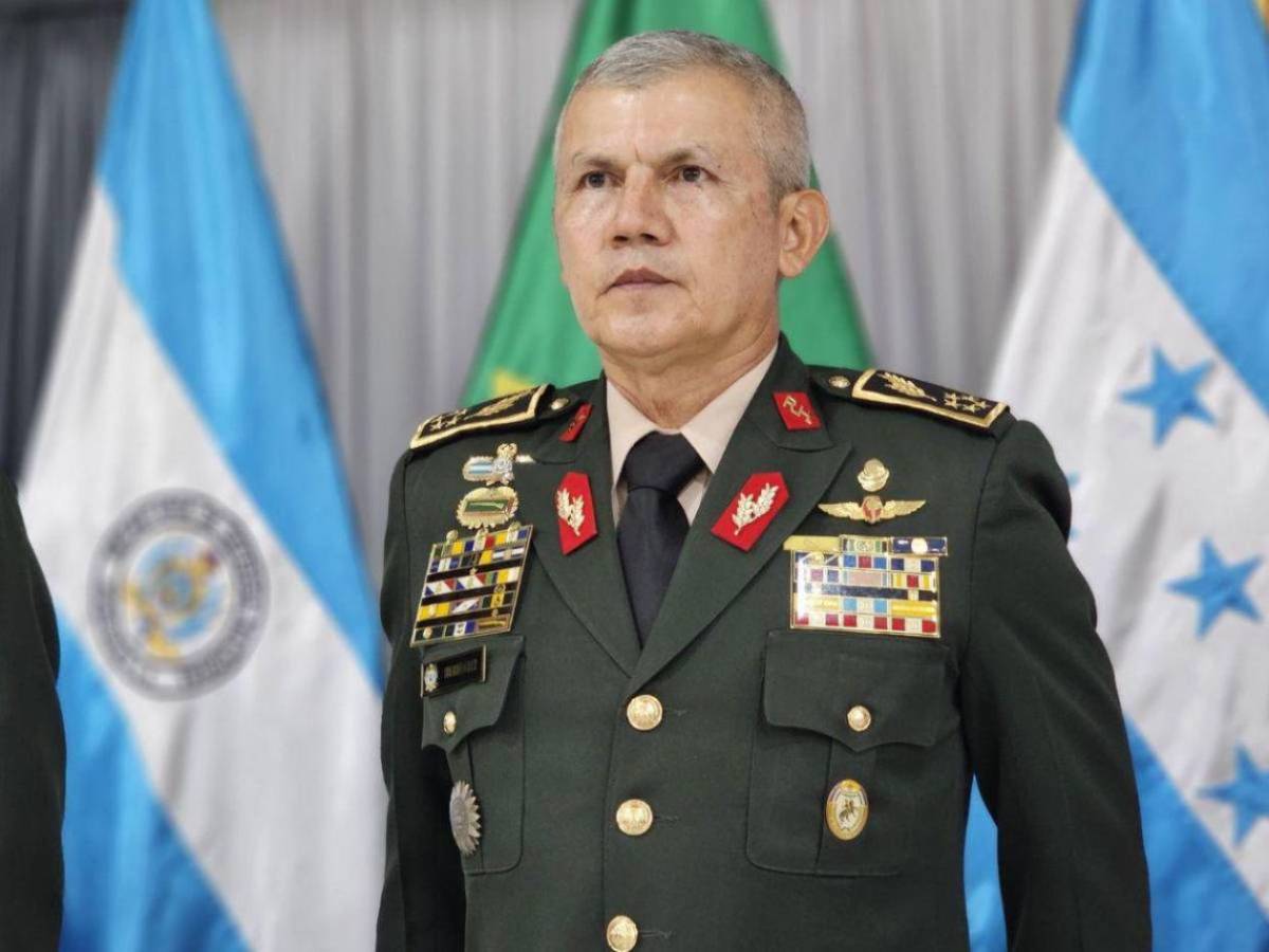 Constitución prohíbe que las FF AA accedan al acta presidencial, pese a lo que afirma Roosevelt Hernández Constitución prohíbe que las FF AA accedan al acta presidencial, pese a lo que afirma Roosevelt Hernández