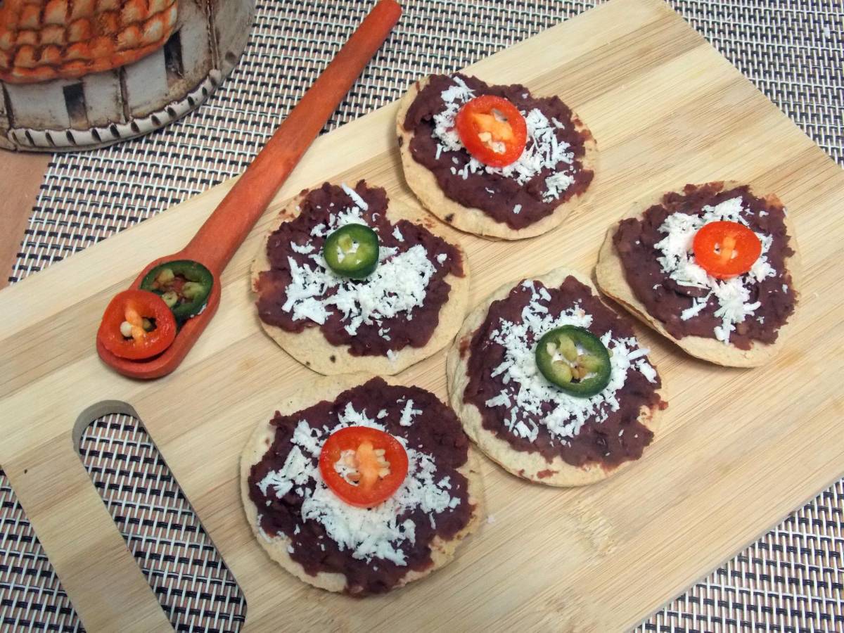 Elabora las catrachitas con frijoles licuados y refritos.