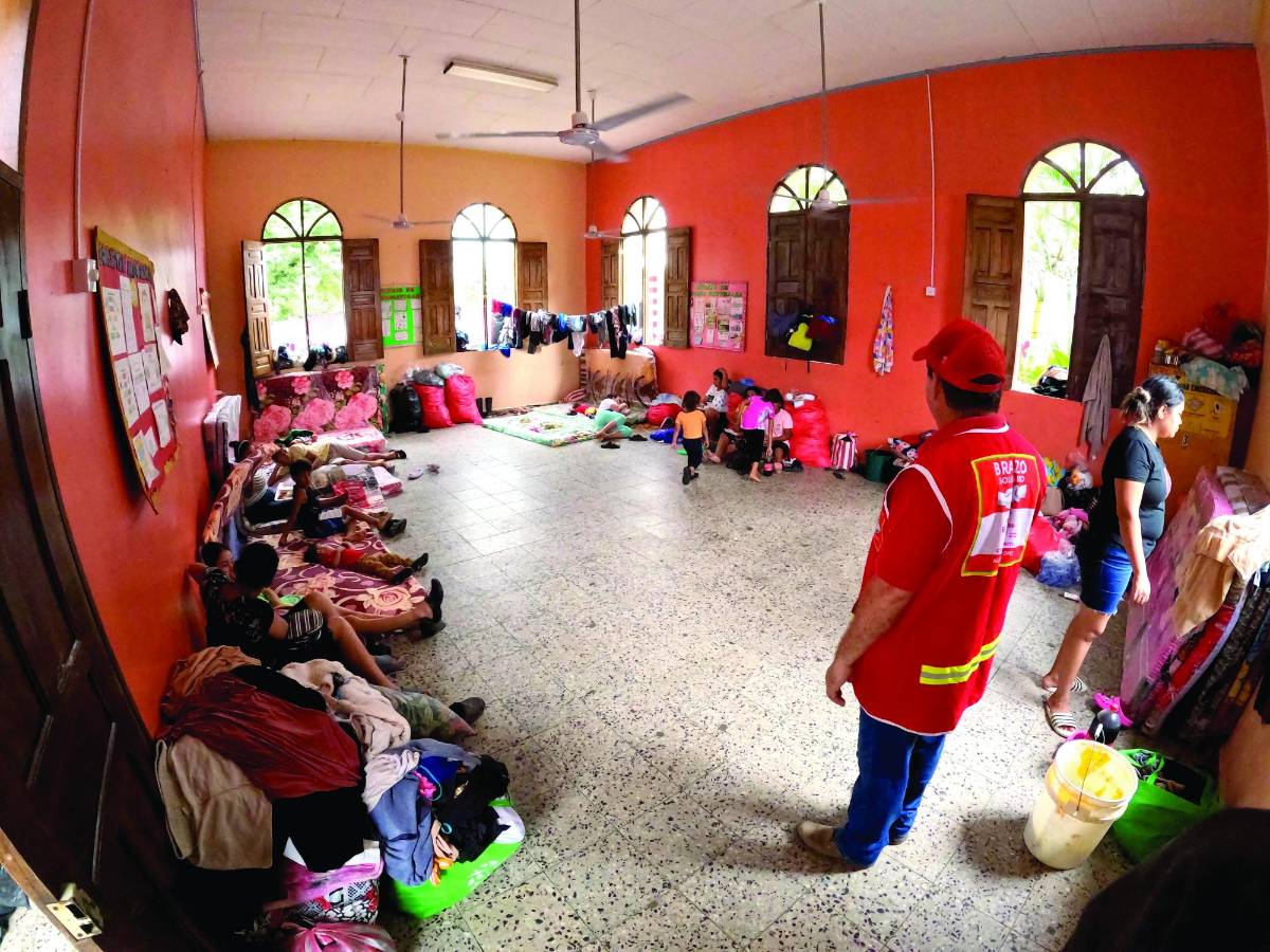 Militares y bomberos han hecho evacuaciones en San Manuel y en El Progreso. Hay personas en albergues.
