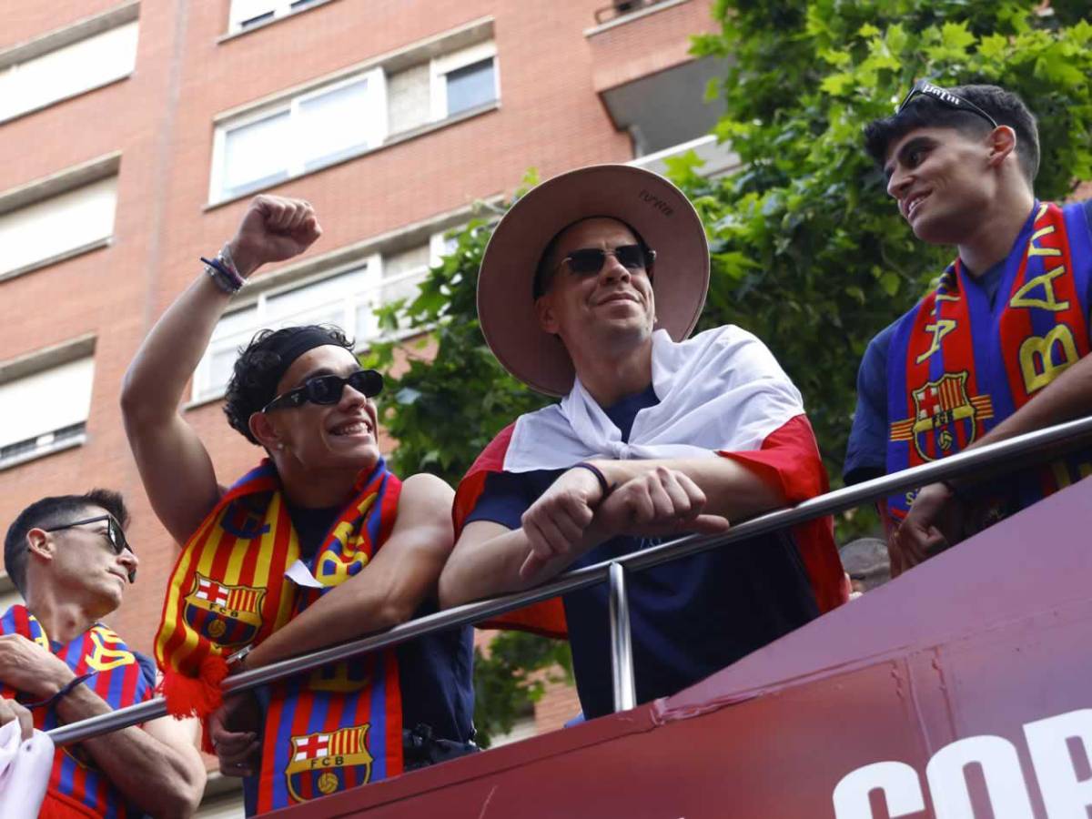 Rúa del Barcelona: jugadores se burlan de Vinicius y dardo de Lamine al Real Madrid