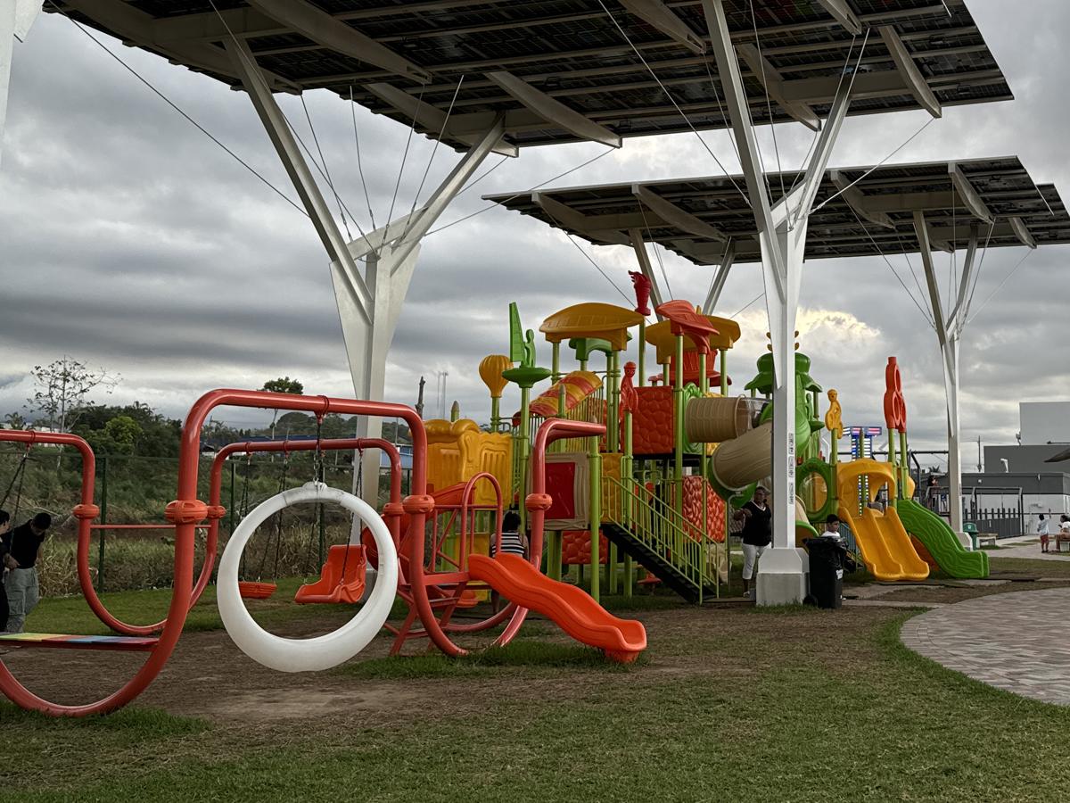 Los niños disfrutan deslizarse en los toboganes, el tiempo pasa volando en este divertido espacio.