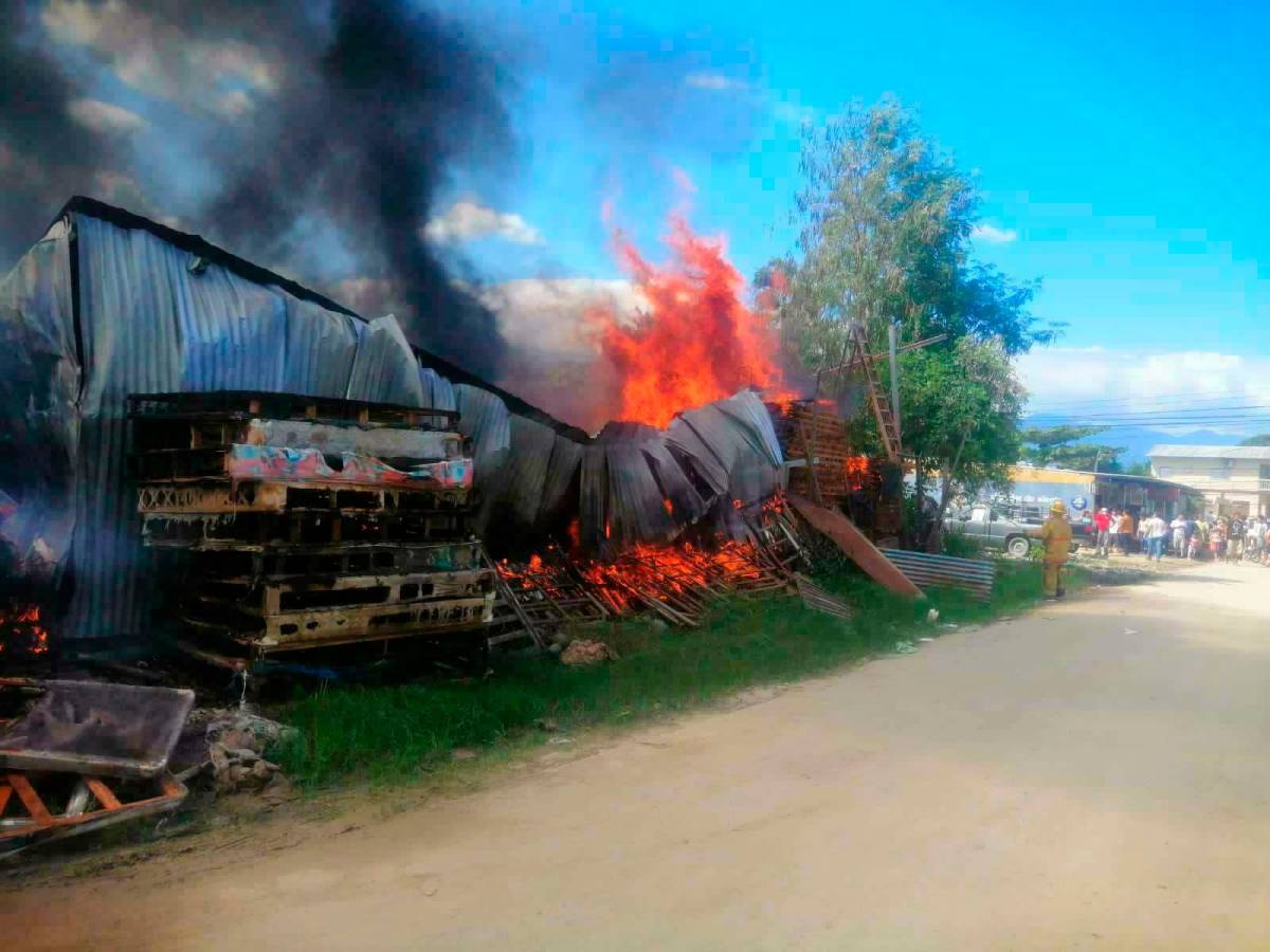 Incendio destruye fábrica de camas en colonia sampedrana