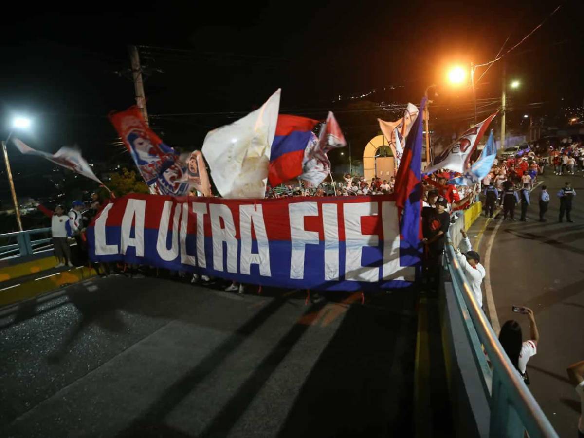 Chicas cautivan y show de la Ultra Fiel: ambientazo en el Olimpia vs Alajuelense en el Nacional