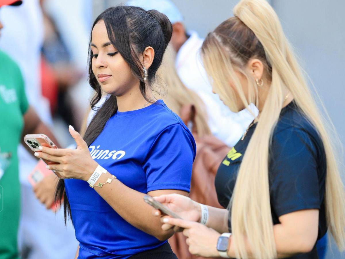 Las bellas chicas que adornan el ambiente en el partido de tiktokers