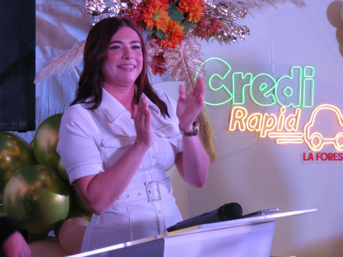 Sofía Galo fungió nuevamente como anfitriona, animando al público y a la familia CrediRapid.