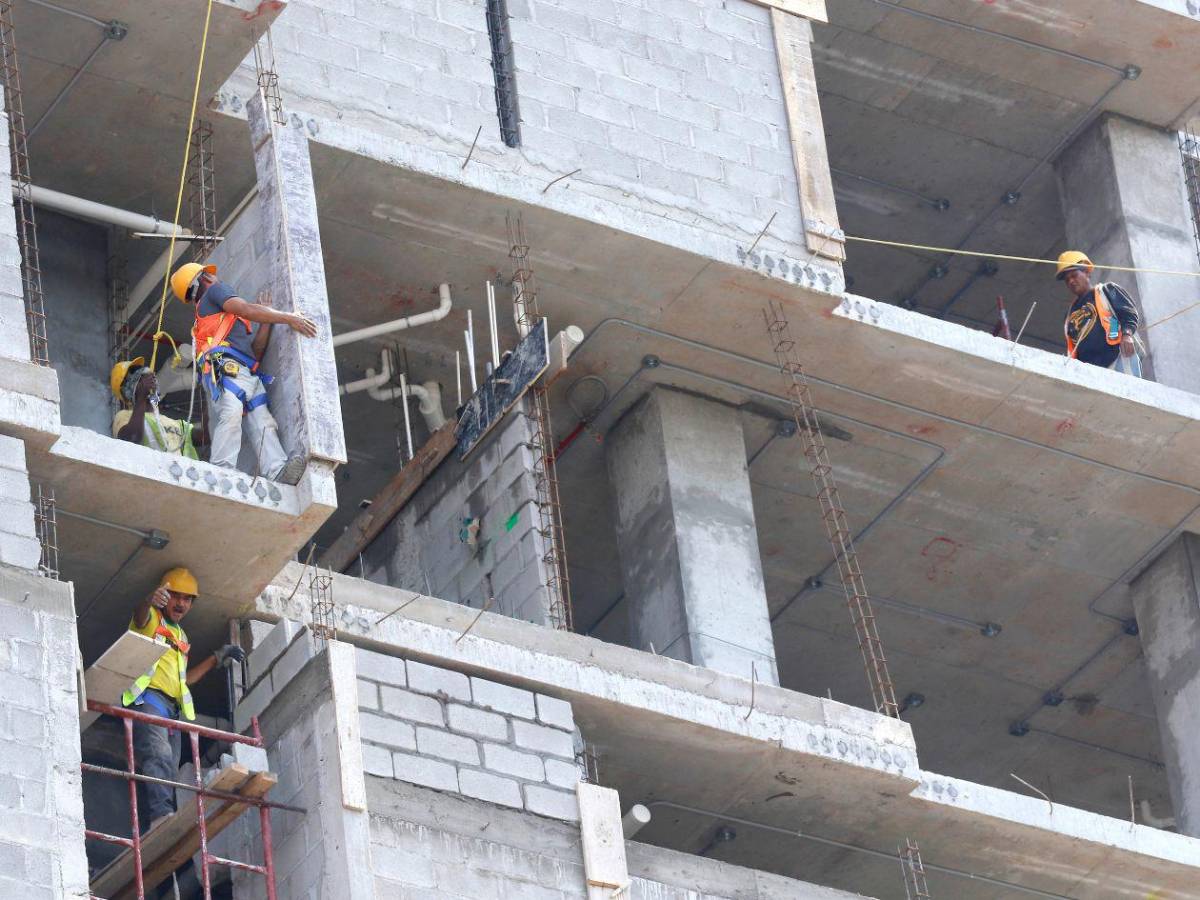 Bajo sol o la lluvia: el “motor laboral” de Honduras hace el trabajo pesado
