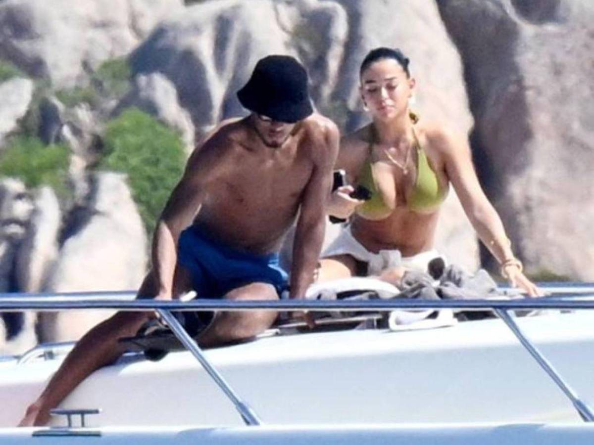 Así fue visto Bellingham junto a su bella pareja en medio de su recupercion