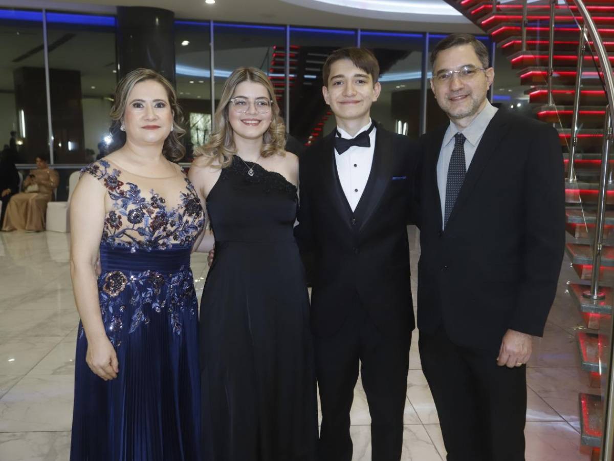 Seniors 2025 de la Santa María del Valle festejan su graduación