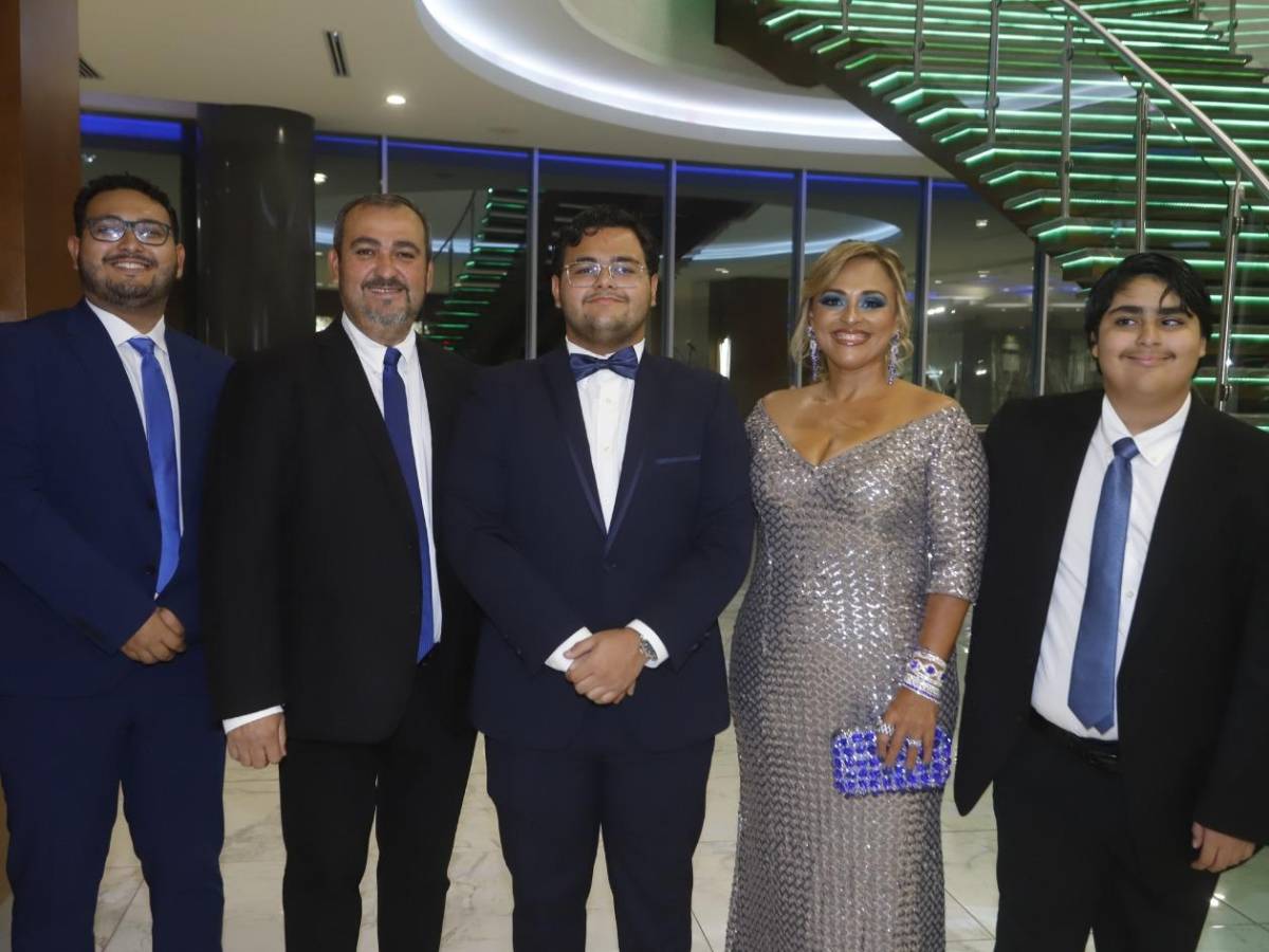 Seniors 2025 de la Santa María del Valle festejan su graduación