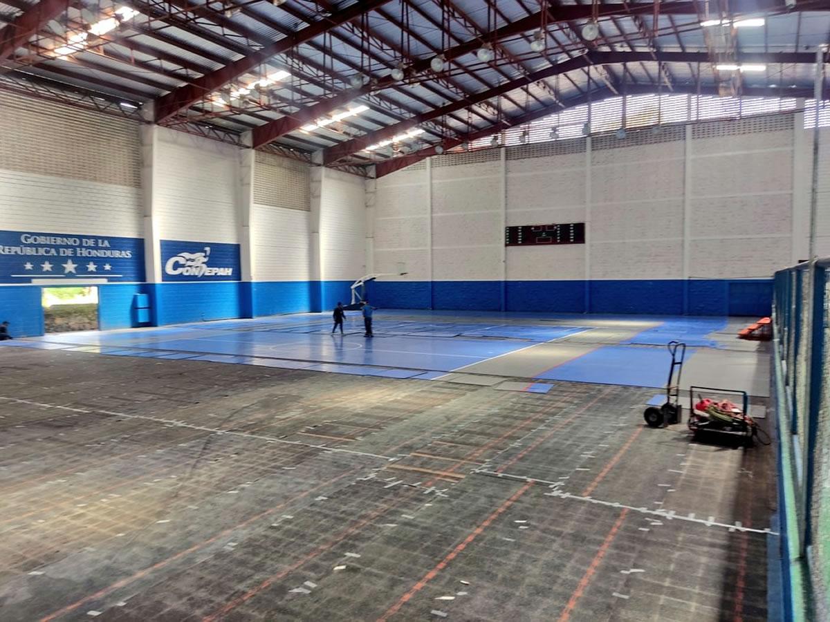 El gimnasio 3 del complejo deportivo José Simón Azcona volverá a recibir nuevamente la práctica de diversas disciplinas deportivas como baloncesto, balonmano y futsal tras servir como albergue y luego centro de triaje de COVID-19.