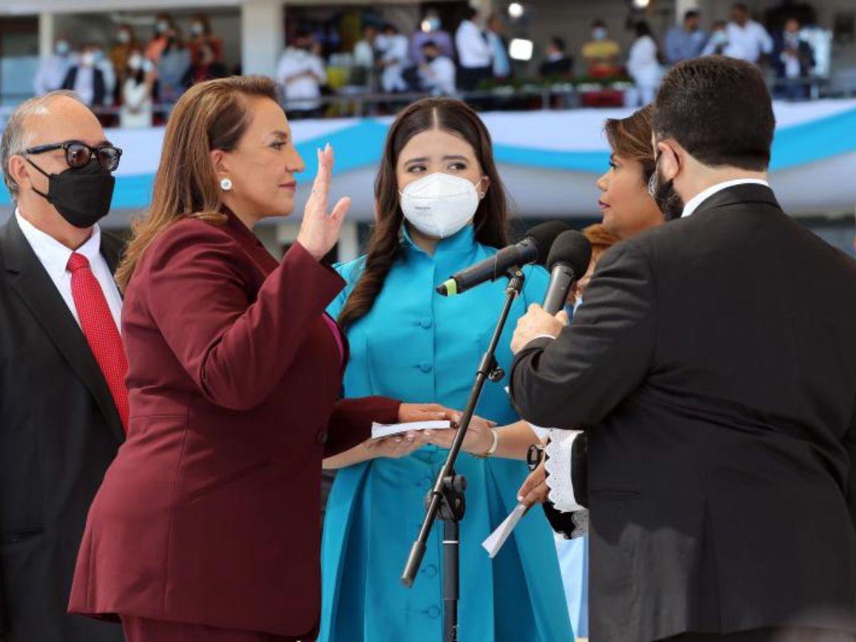 La presidenta de la República, Xiomara Castro, evitó que Luis Redondo le tomara la promesa de ley y en su lugar fue juramentada por la jueza Karla Romero, el 27 de enero de 2022.