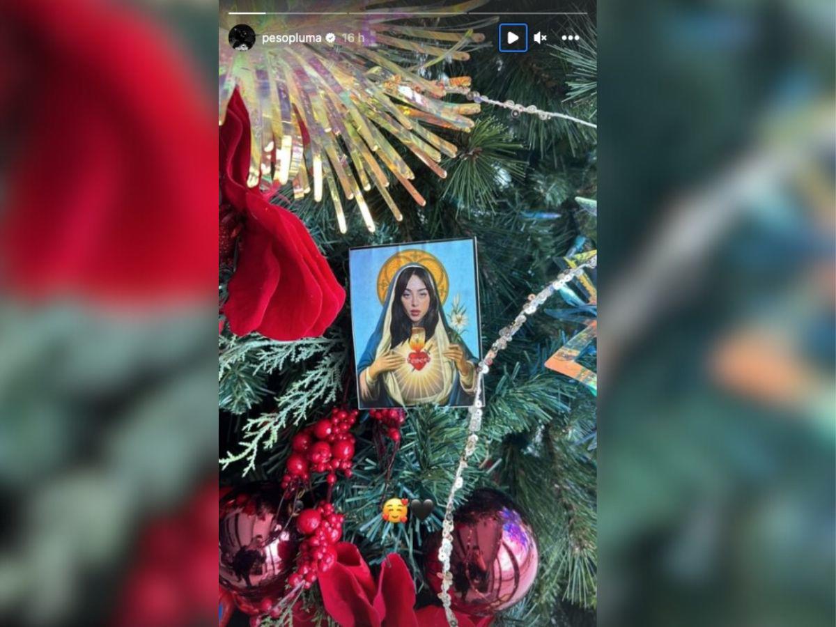 Peso Pluma decora su árbol de navidad con imagen de Nicki Nicole