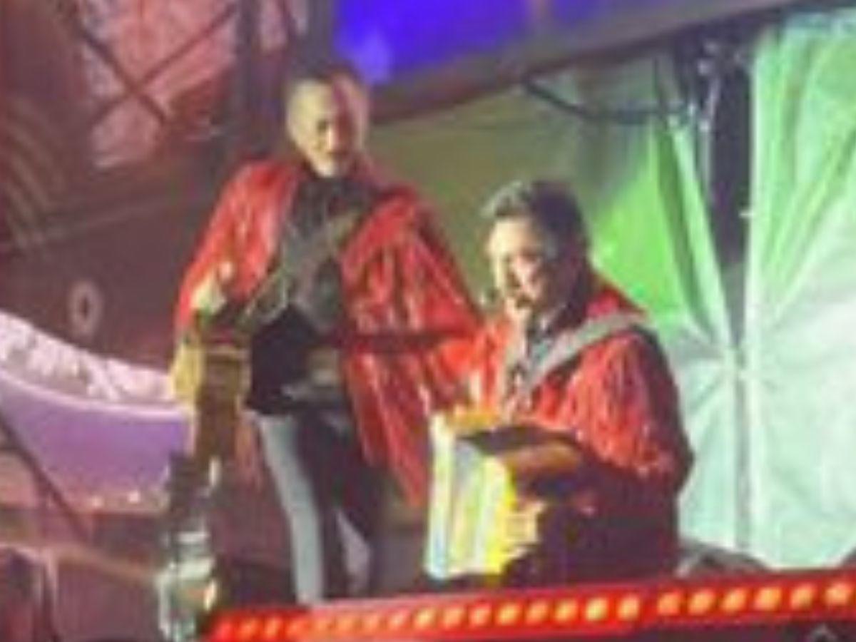 Vocalista de Los Tigres del Norte sufre peligrosa caída en pleno concierto