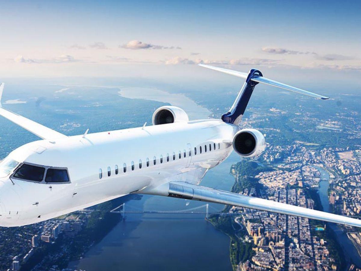 Estados Unidos sanciona a ejecutivo de una aerolínea por llevar migrantes