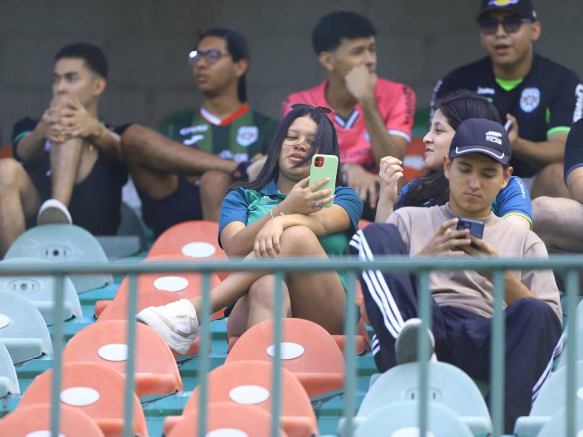 Chicas lindas y ambiente familiar en las gradas del Yankel Rosenthal