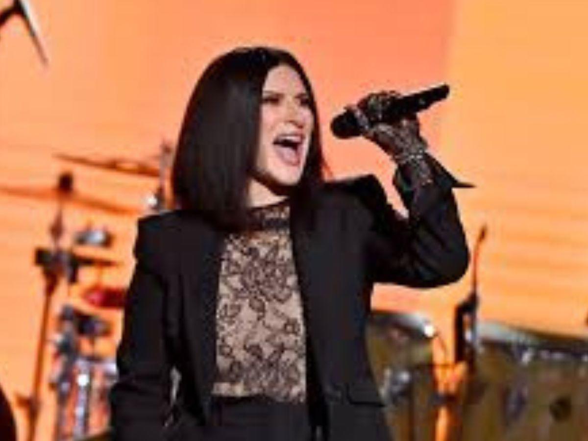 Laura Pausini sufre crisis respiratoria en pleno concierto y preocupa a sus fans