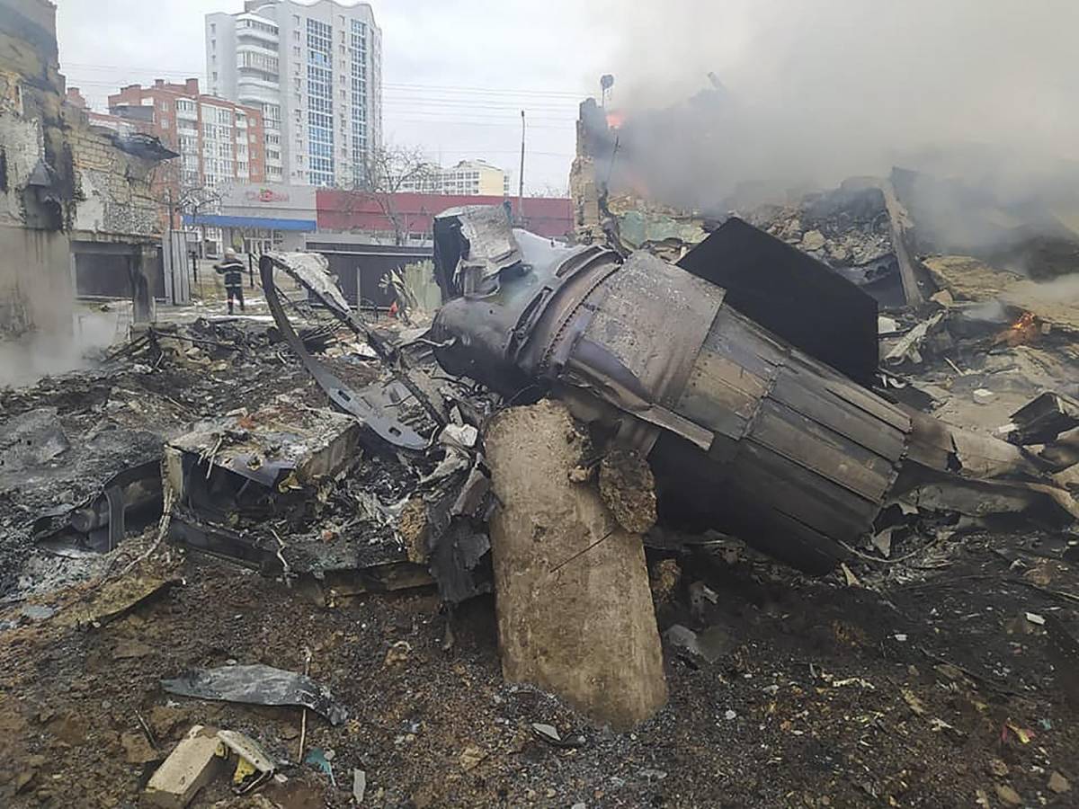 Los restos de un avión ruso derribado en Chernigiv, Ucrania.