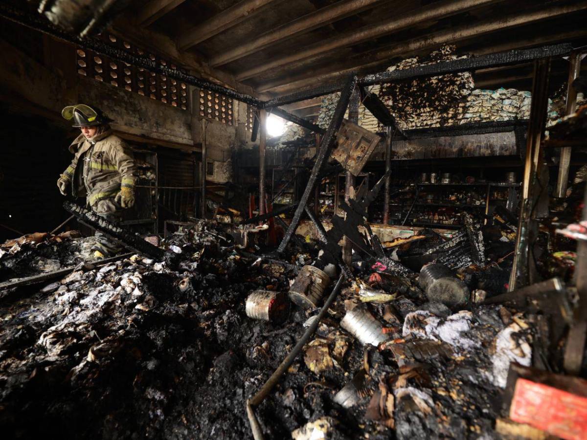 Imágenes que duelen: así luce el mercado Medina un día después del incendio
