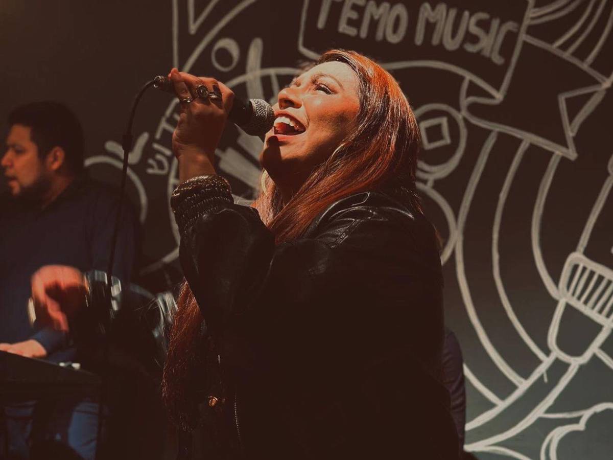 Cantante cristiana cantó gratis en boda de su pastor y terminó humillada