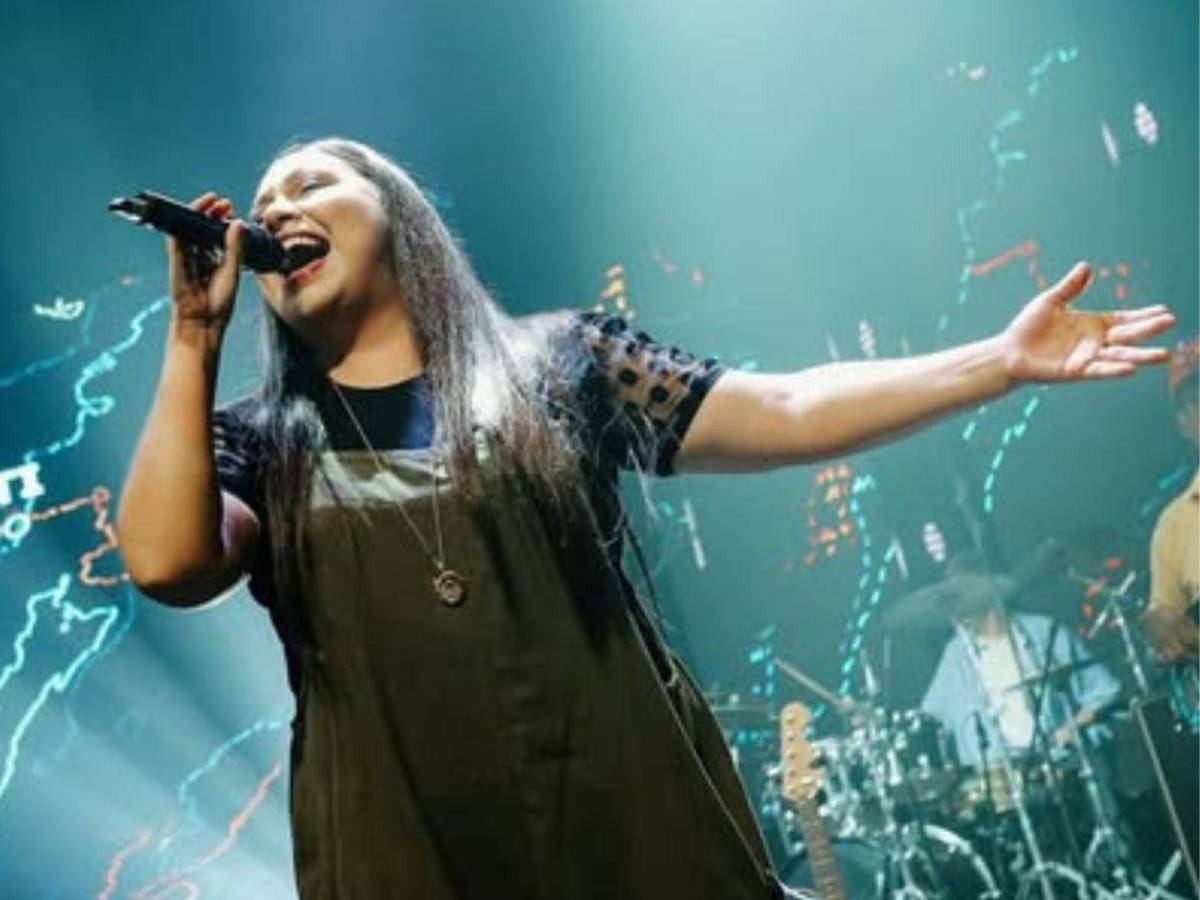 Cantante cristiana cantó gratis en boda de su pastor y terminó humillada