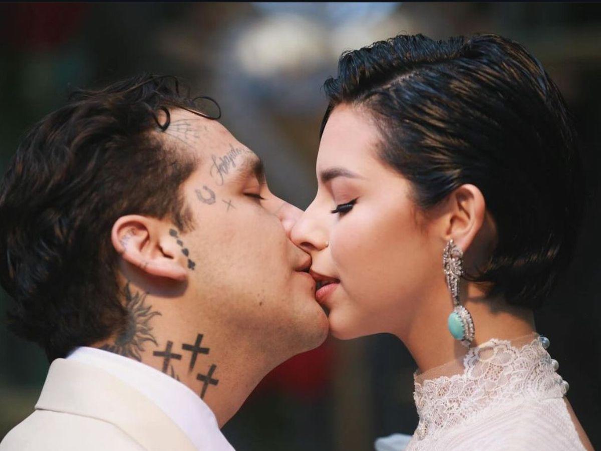 Christian Nodal y Ángela Aguilar presumen su primer beso como esposos