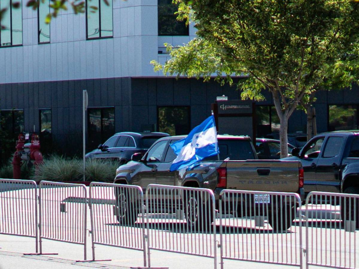 Ambiente y belleza en el partido Honduras-Curazao: ¿quién es la chica de blanco?