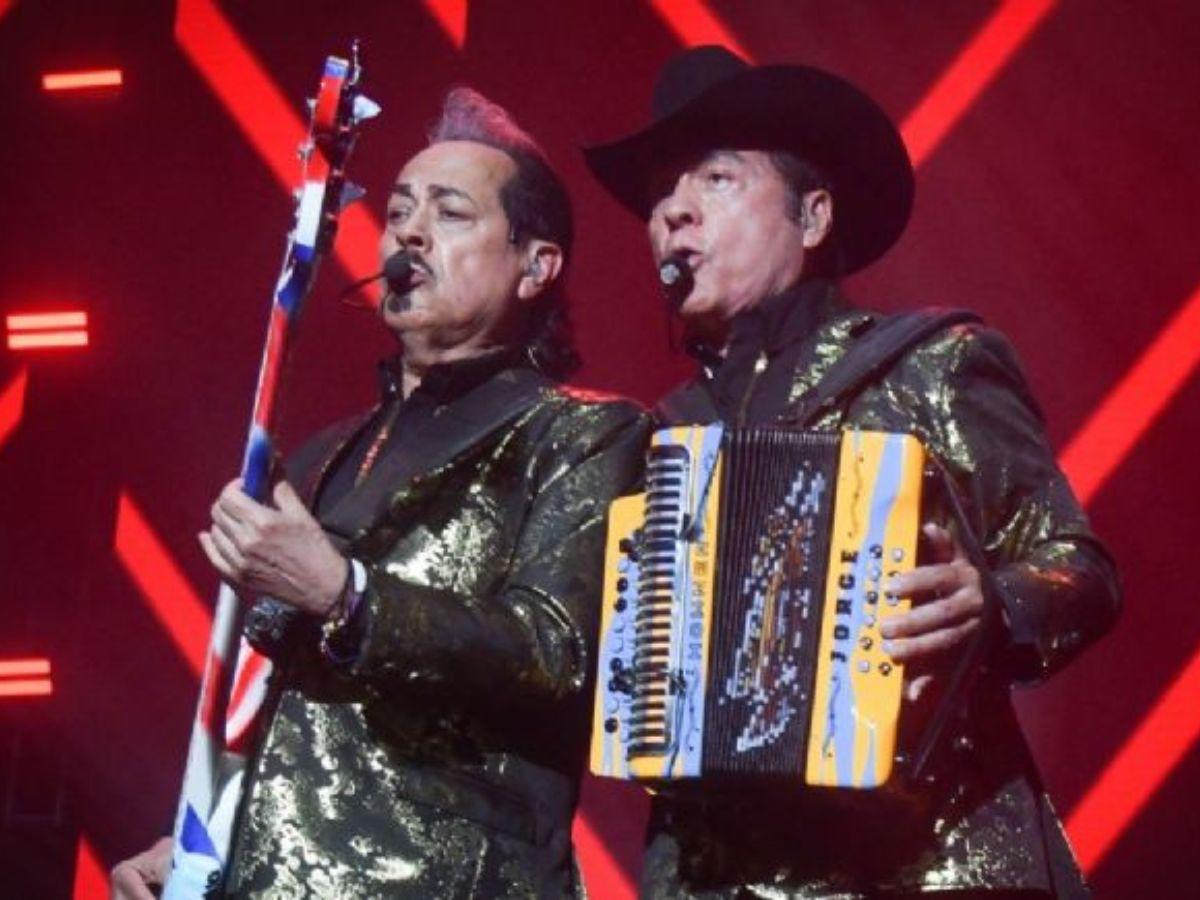 Vocalista de Los Tigres del Norte sufre peligrosa caída en pleno concierto