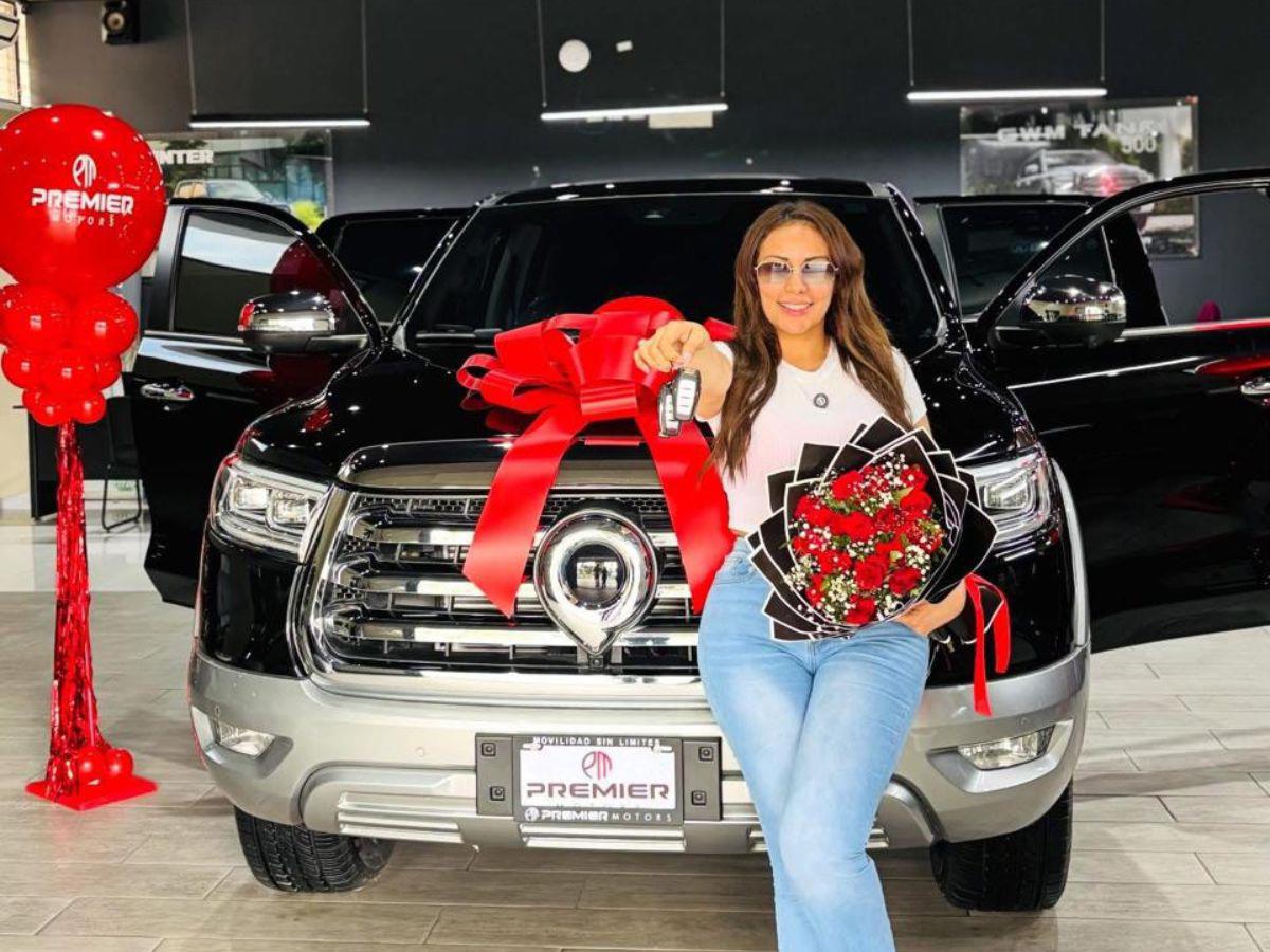 Elsa Oseguera presume la compra de lujosa troca en Honduras